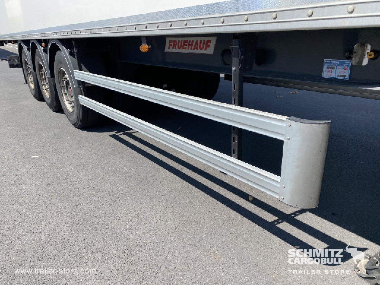 FRUEHAUF Semitrailer Dryfreight Standard Porte relevante 
