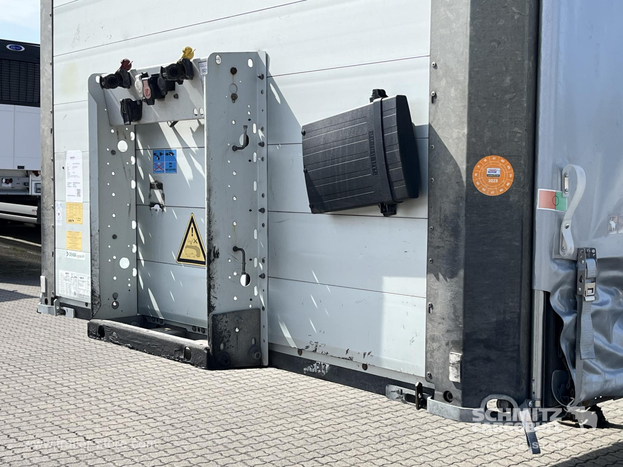 Schmitz Cargobull Curtainsider Mega Getränke 