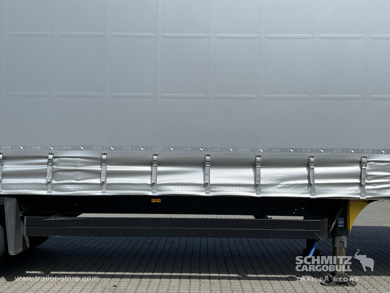 Schmitz Cargobull Curtainsider Mega Getränke 