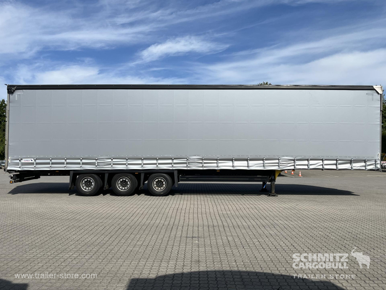 Schmitz Cargobull Curtainsider Mega Getränke 