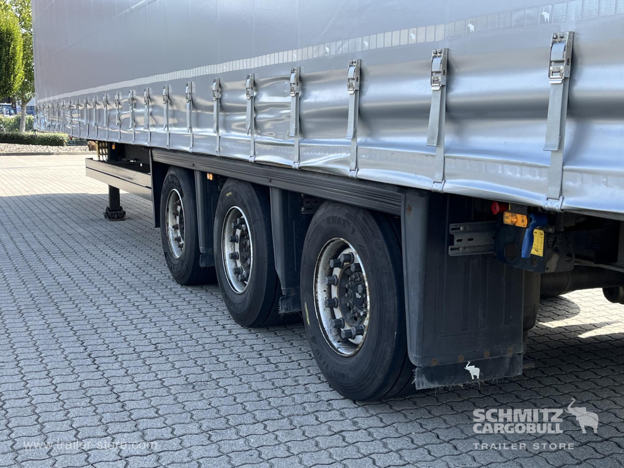 Schmitz Cargobull Curtainsider Mega Getränke 
