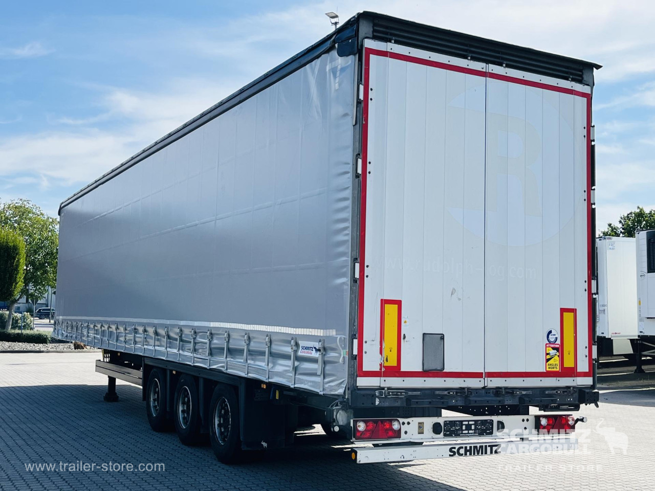 Schmitz Cargobull Curtainsider Mega Getränke 