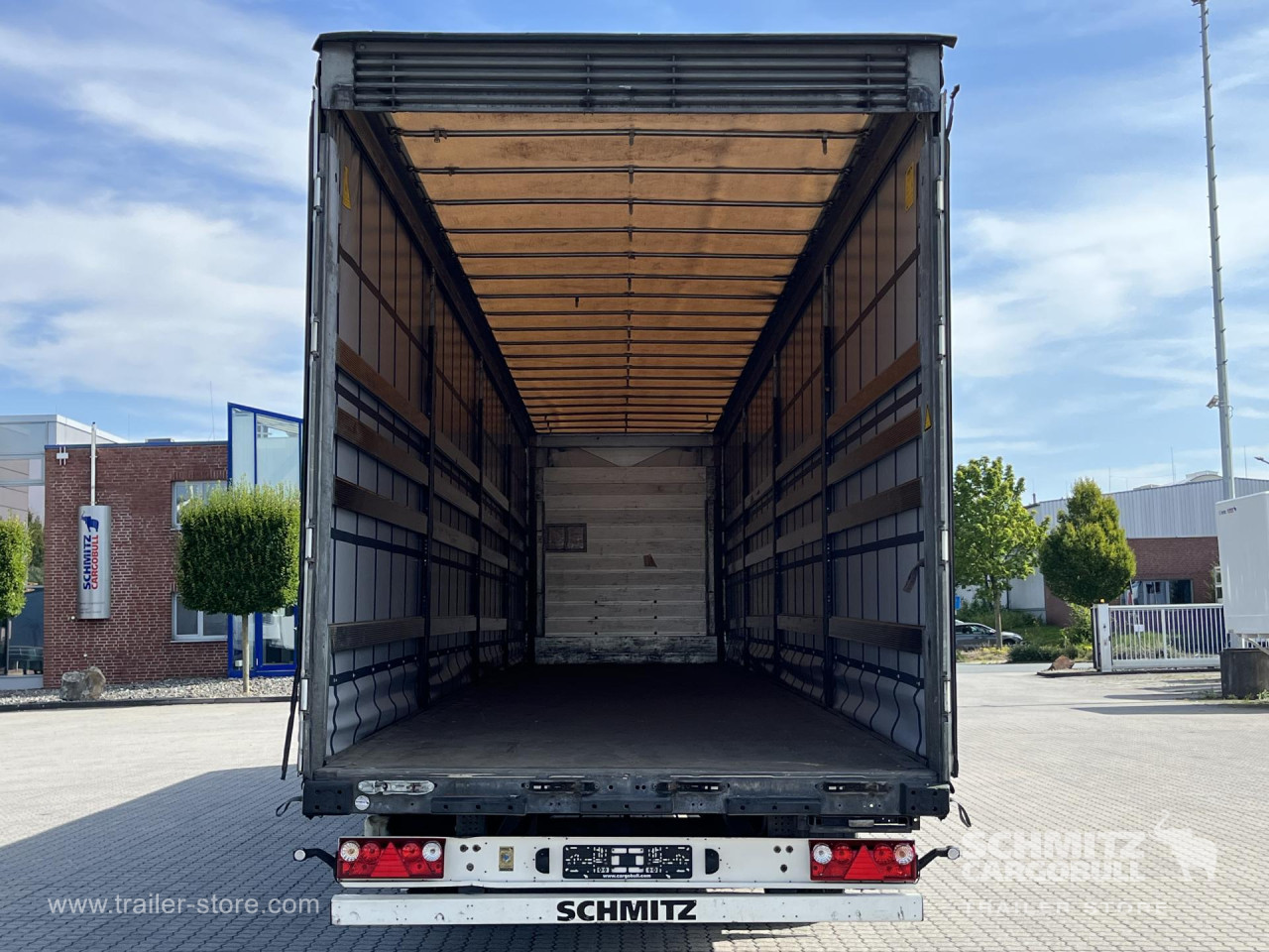 Schmitz Cargobull Curtainsider Mega Getränke 