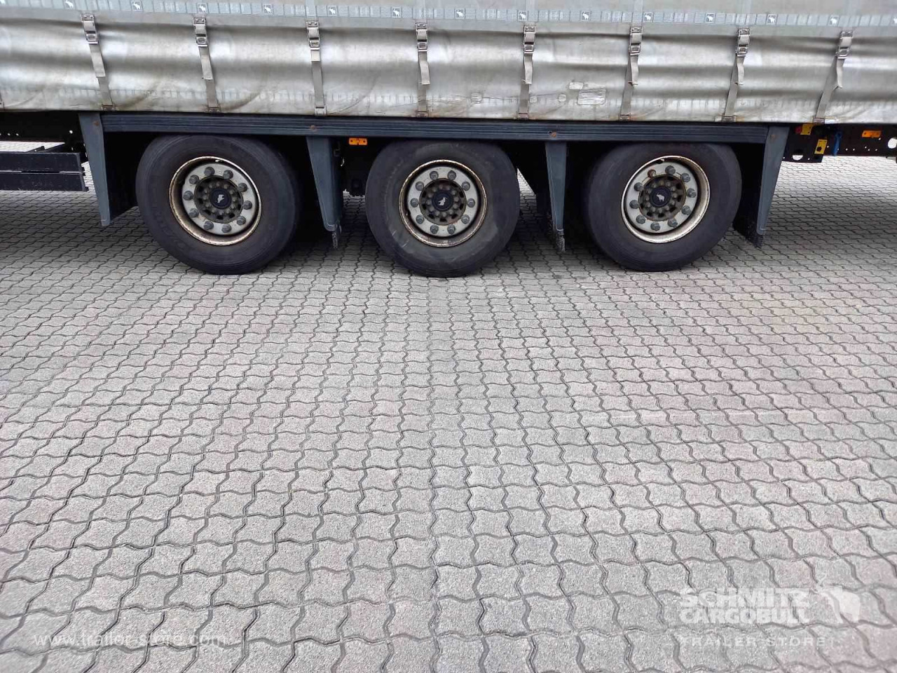 Schmitz Cargobull Curtainsider Mega Getränke 