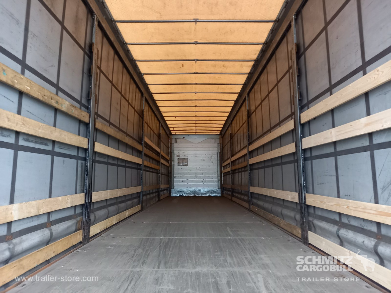 Schmitz Cargobull Curtainsider Mega Getränke 