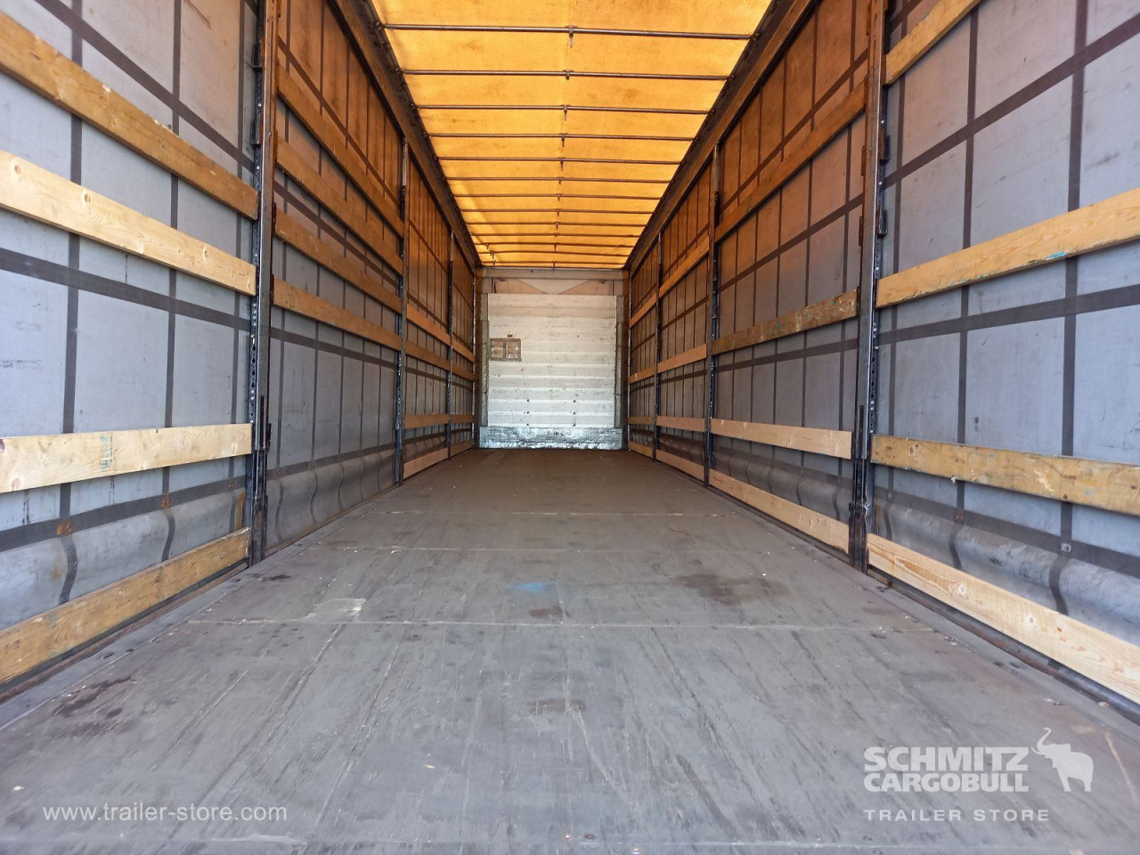Schmitz Cargobull Curtainsider Mega Getränke 