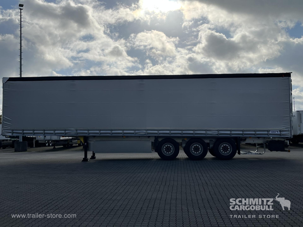 Schmitz Cargobull Curtainsider Standard Getränke 