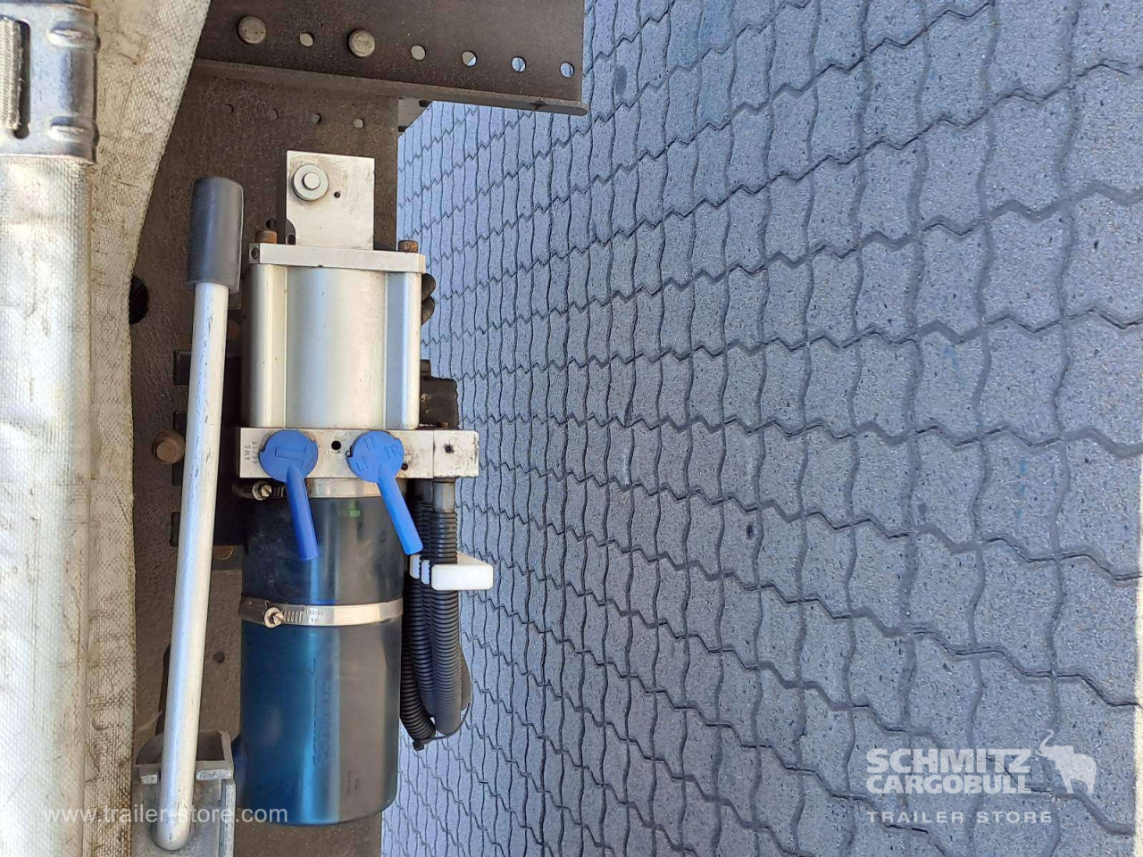 Schmitz Cargobull Curtainsider Mega Getränke 