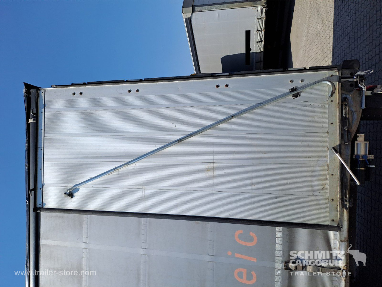 Schmitz Cargobull Curtainsider Mega Getränke 